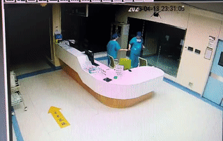 凌晨时分的医院里，一名医生和一名护士刚刚忙完一天的工作，正要离开。结果他们身后