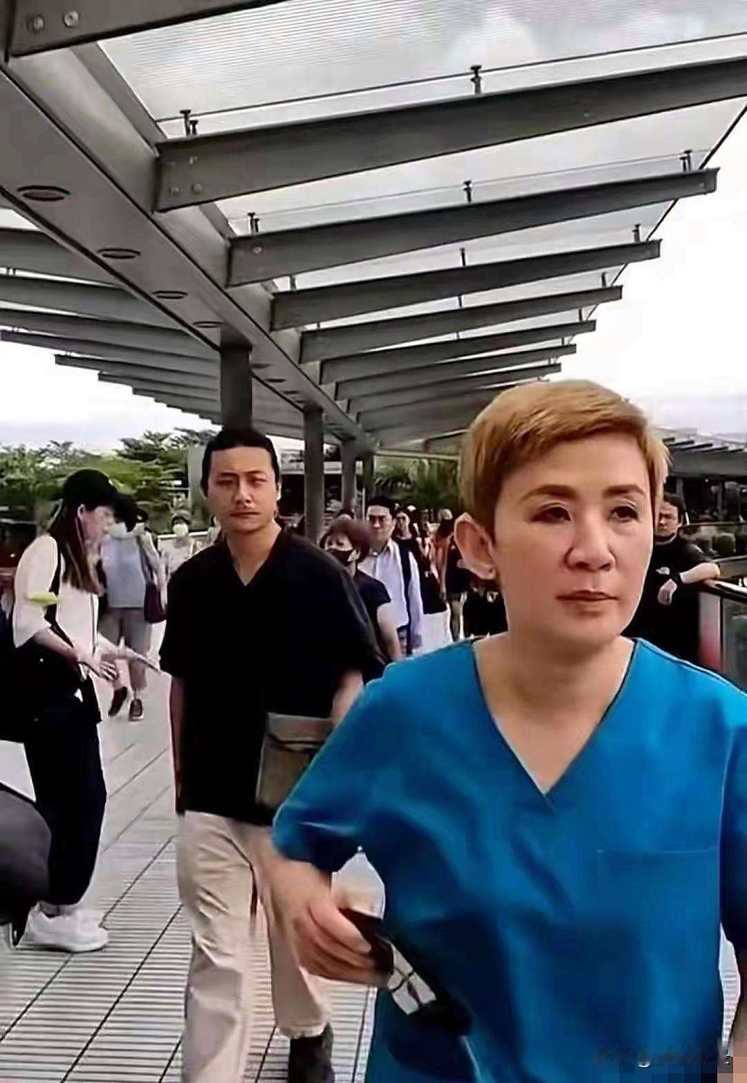 59岁吴君如一家三口出游，17岁女儿遗传了父母的好基因，很漂亮！[玫瑰]