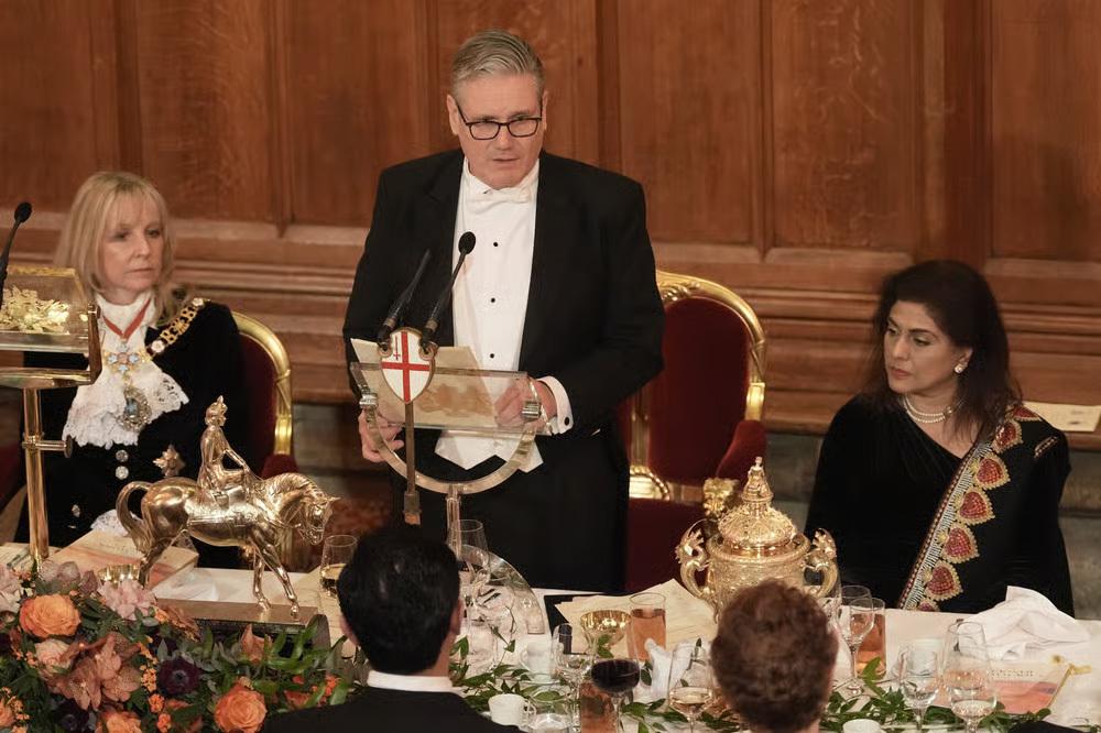 英国首相既要又要，访华前炒作“中国威胁”，外交部回应12月1日，英国首相斯塔