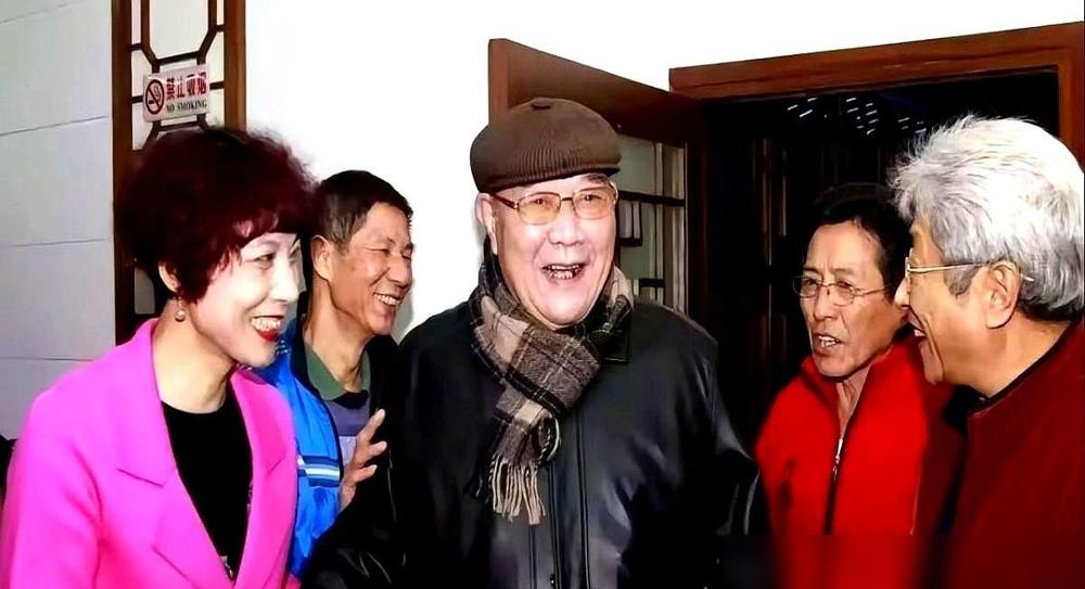 郭德纲没跟仇家吵一句架，却让仇家帮他把仗打赢了。昨晚，他把话筒递给了二十多年没同