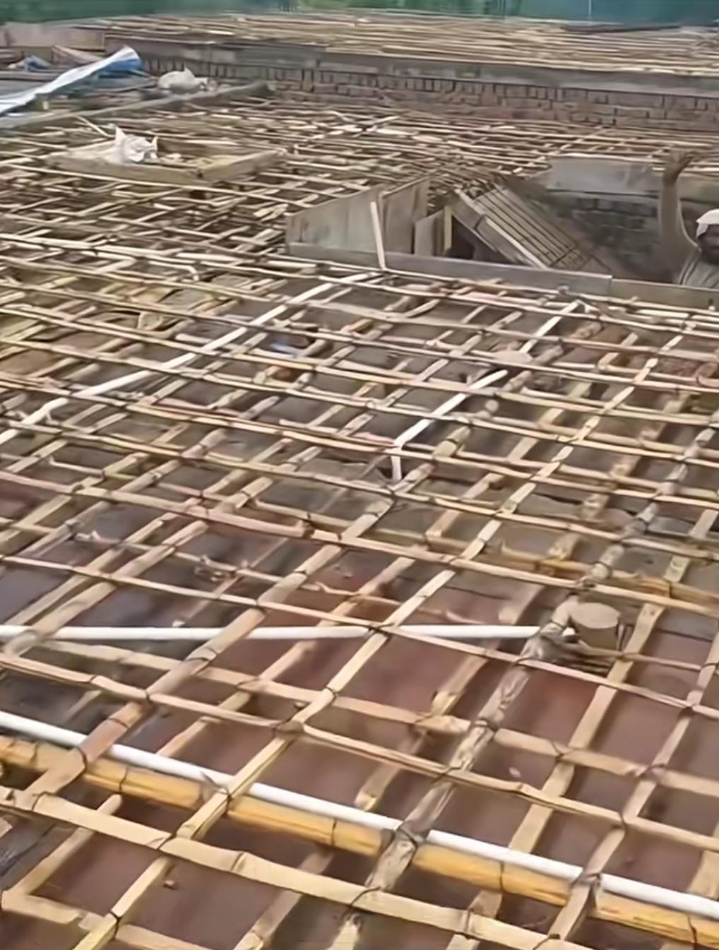 楼面配筋用竹条顶替，这般冒险实在太不值当！同一栋自建房里，楼梯配了钢筋，楼面反