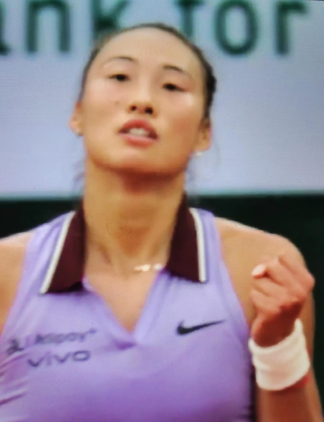 青春对决！在今天晚上刚刚结束的法国网球公开赛女单第二轮比赛中，22岁世界排名第八