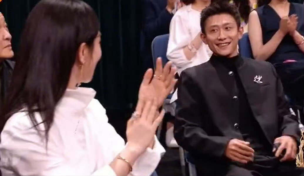 #张一山偷看杨紫获奖反应#第33届金鹰奖颁奖礼上，张一山猫着腰凑过去偷看杨紫开奖卡片的画面，简直是现