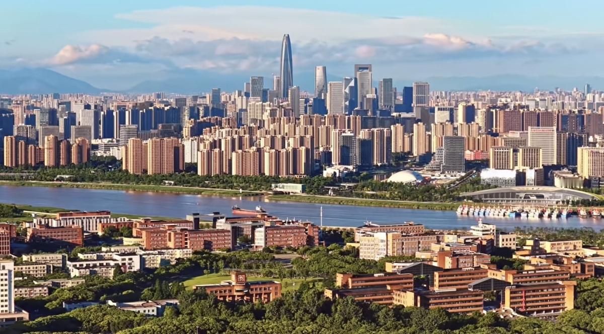 从城区经济发展和城建的角度看，宁波市中心确实越来越往东部新城移动。未来东部新城会