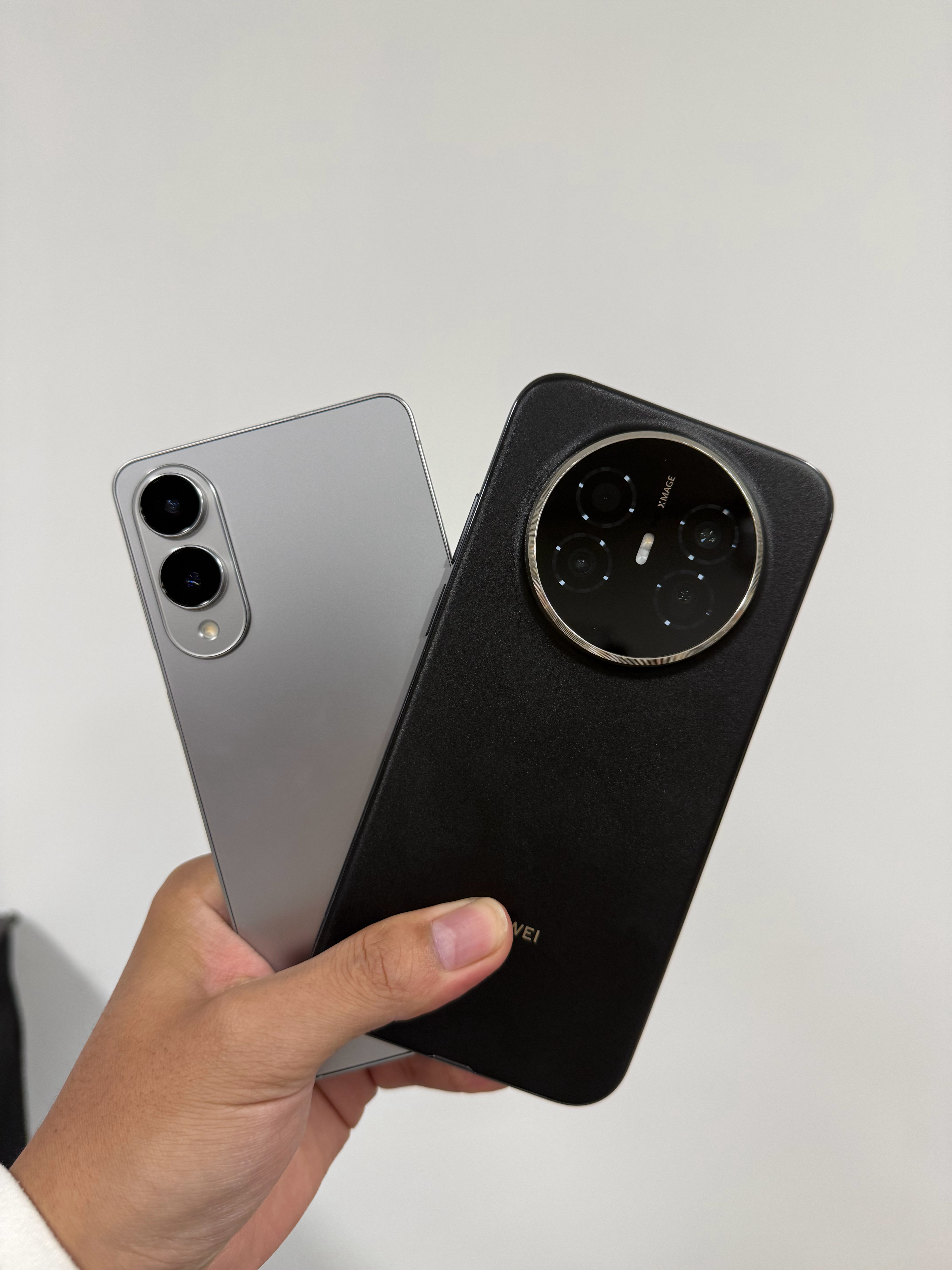 好家伙一下收两个Air怪不得销量不行，一个硌手，一个太宽，做主力机都有点不合适