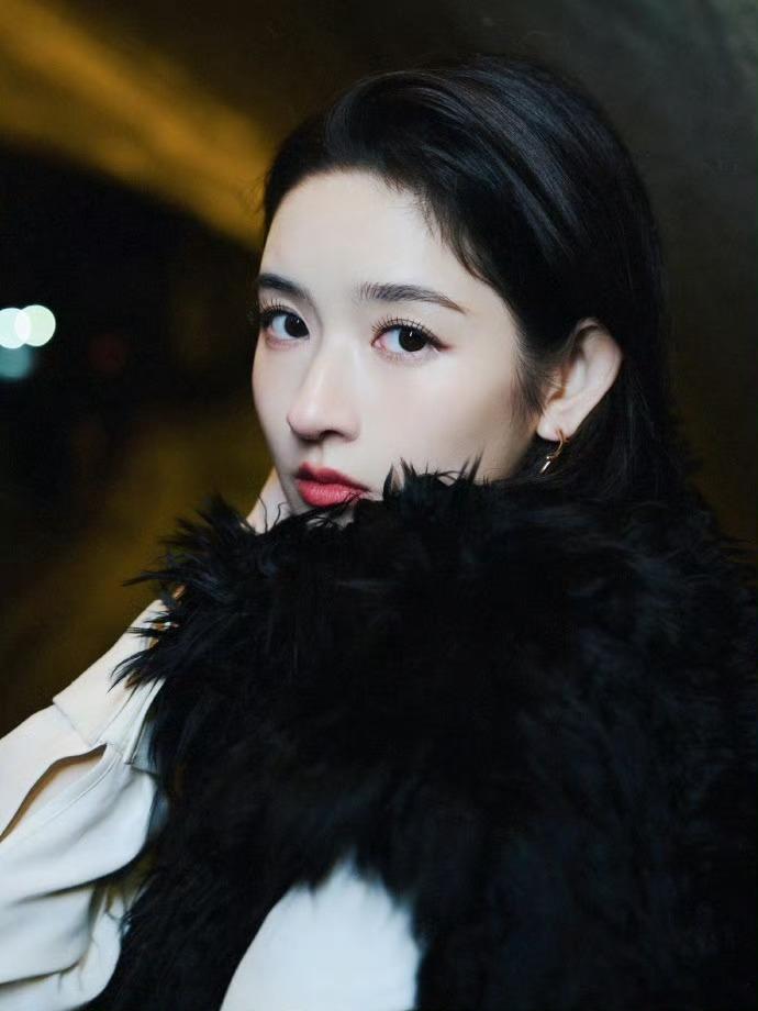 王玉雯塞纳河畔左岸的姐王玉雯这气场，绝绝子！简单穿搭，往那一站，仿佛自带塞纳河畔