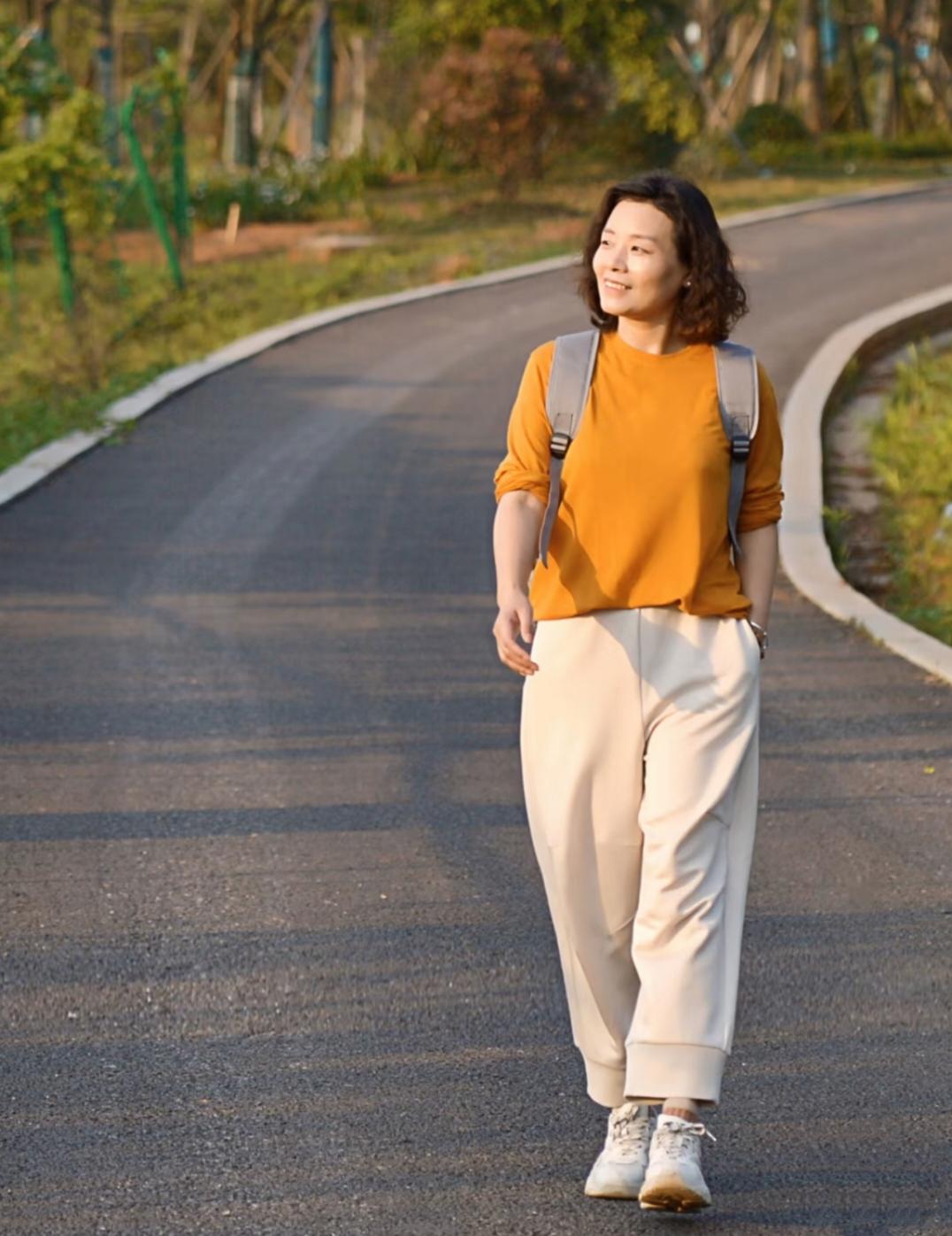 人到中年发现了一个特别有意思的现象就是现在的中年人大多喜欢独处女的买买菜养