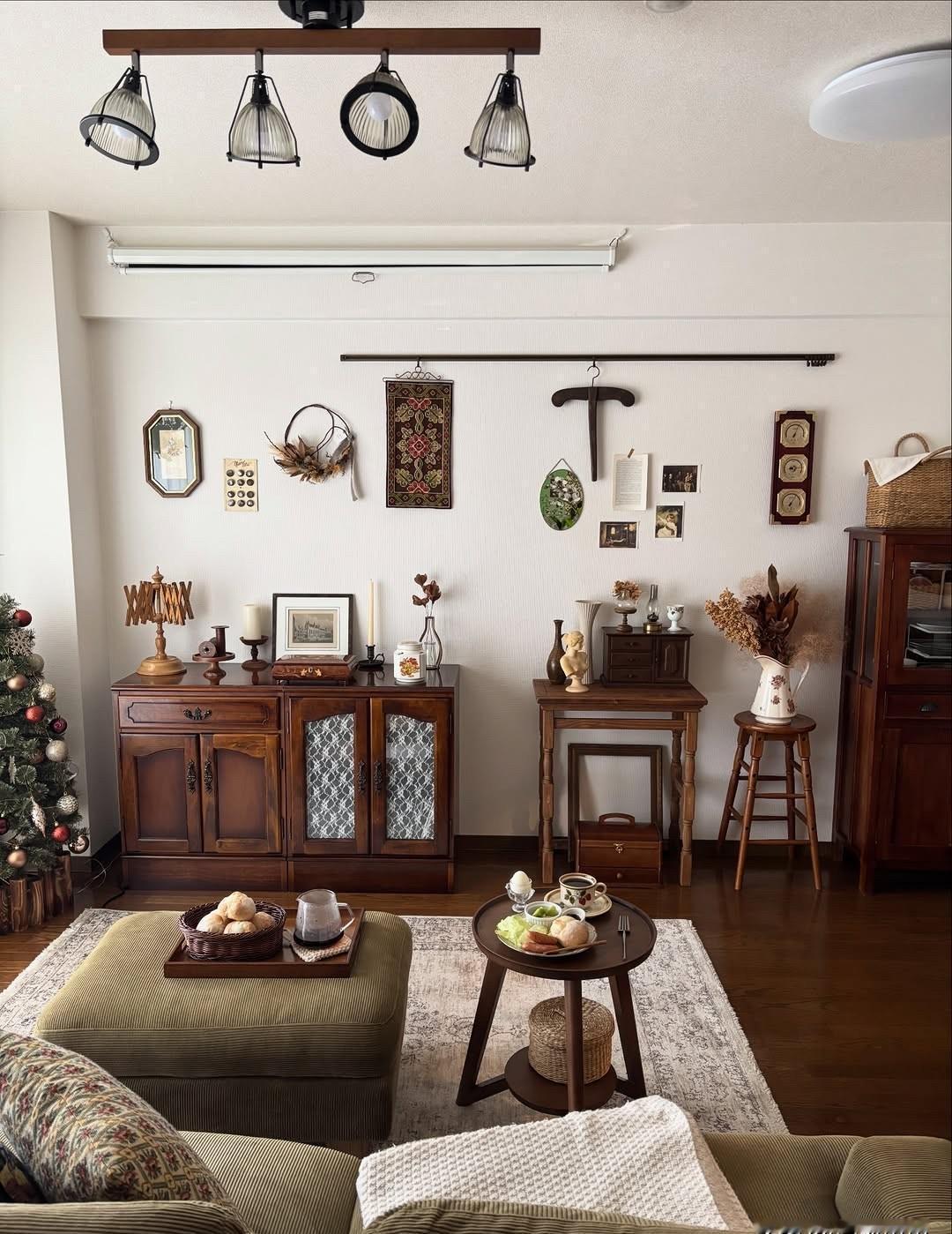 我上周把客厅刷成橄榄绿，第二天就收到宜家推送：62%的人正在用二手老木柜配这颜色