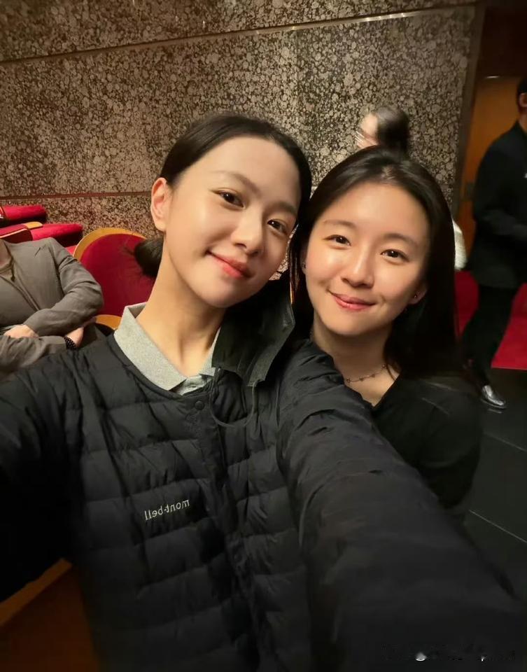 小彩旗年纪轻轻人生也是挺丰富的！当初春晚一转成名，所有人都等着她接班杨丽萍，结