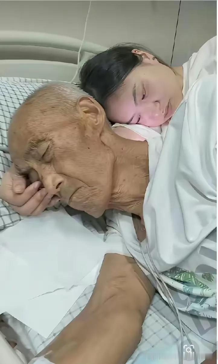 医院这张照片看哭无数人，这就是最戳心的隔代亲情！爷爷生病住院，身上插着输液管