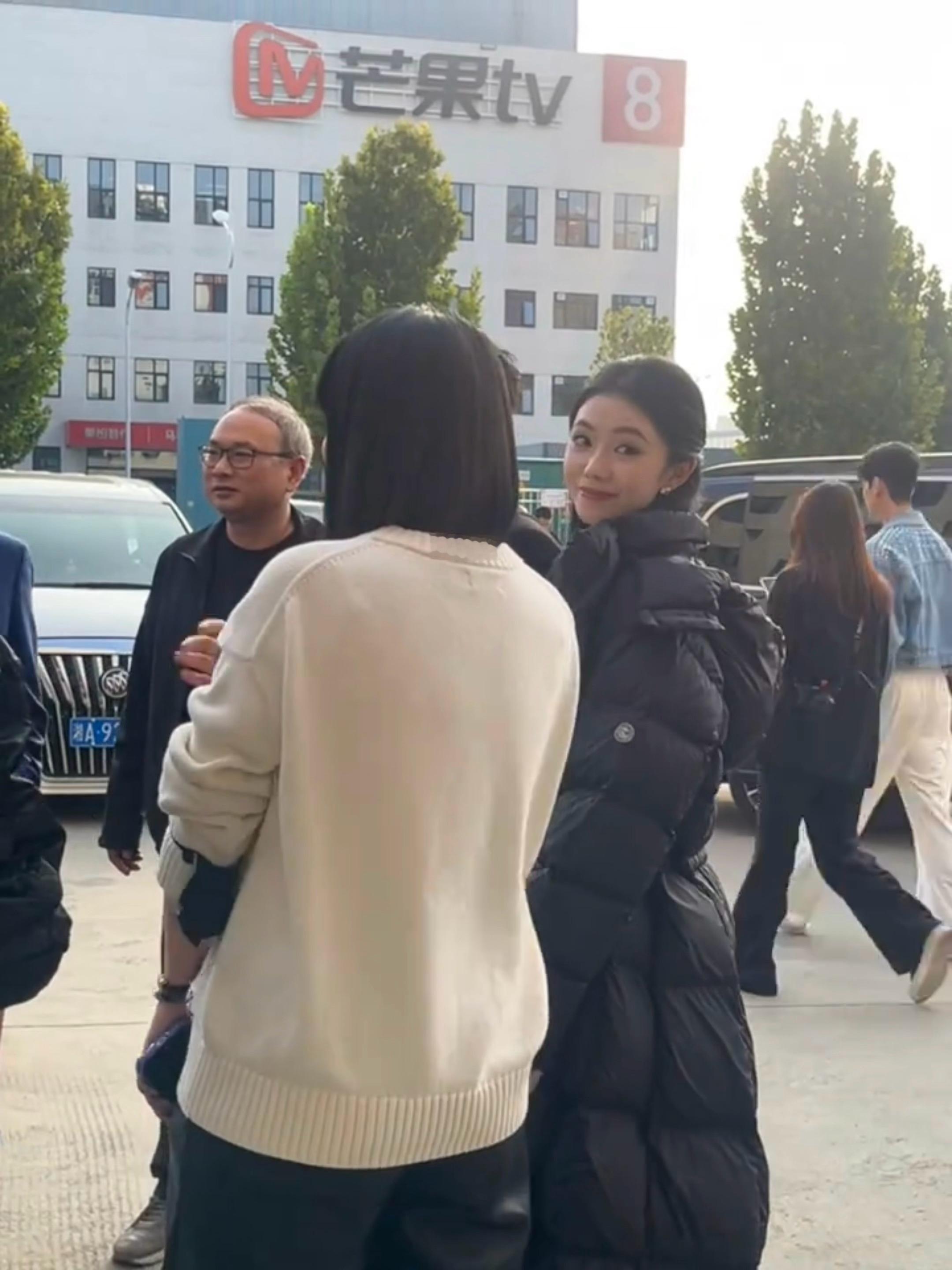 存是我见到第一个能把这种长筒米其林羽绒服穿出“挺拔”这个效果的….​​​