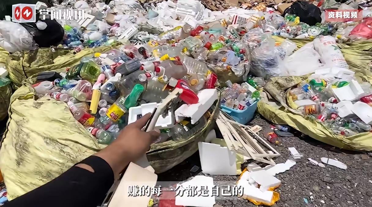 这篇报道讲述了一位00后年轻人郭明，凭借30万元的创业资金，在废品回收行业里短短