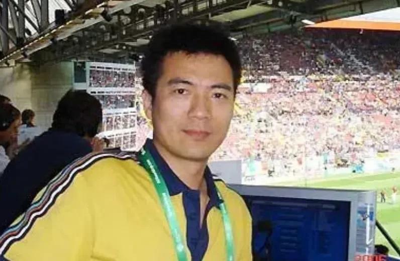 2006年，黄健翔在太太孙颖做完乳腺癌手术后立即提出离婚，孙颖悲痛欲绝地质问：“