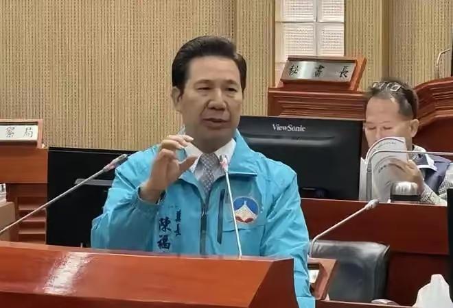 金门县长陈福海最近在议会被问到一个很直接的问题：支不支持修一座直通厦门翔安机场的