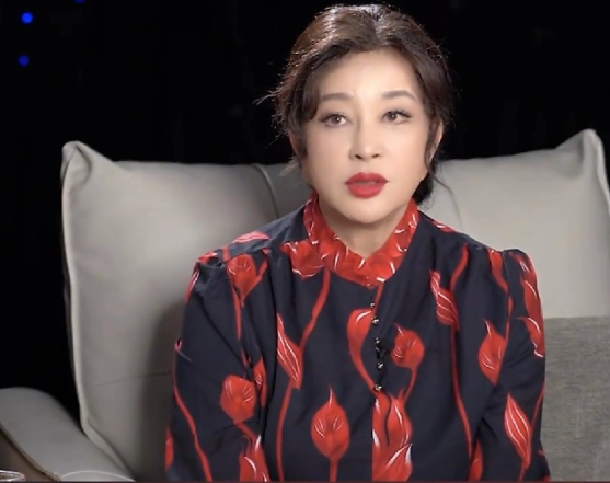 75岁的刘晓庆在社交平台激动发文仅仅7个字，字字锥心又震惊人的心灵：“人不应该