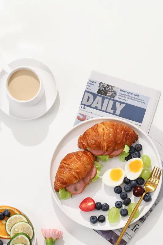 一日三餐中，多数人该少吃的是晚餐，但别极端到不吃。《中国居民膳食指南（2022）