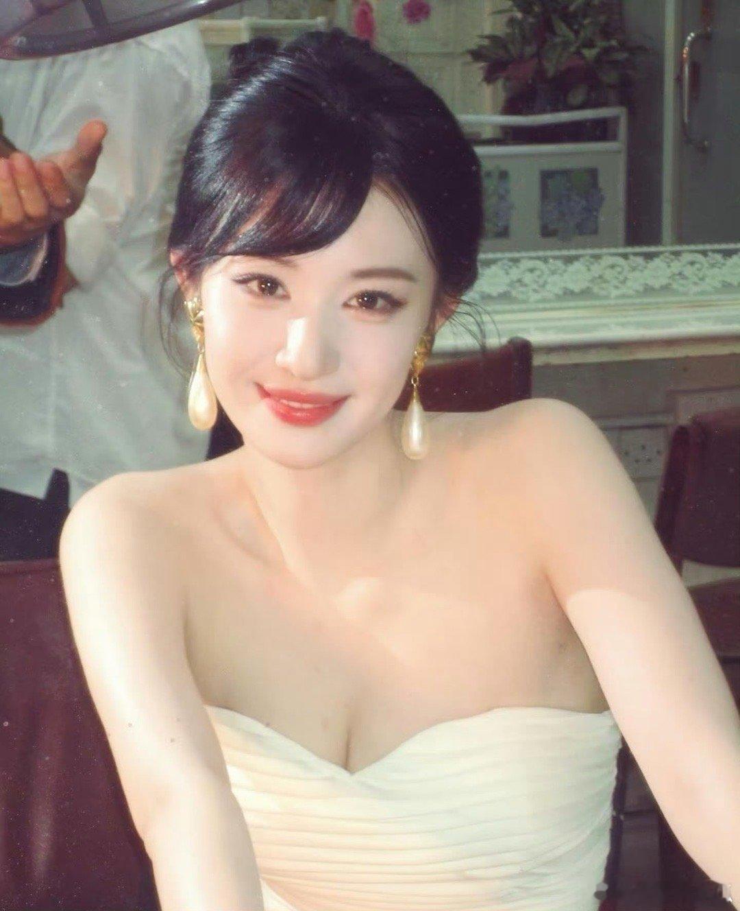 王楚然提抹胸珠圆玉润