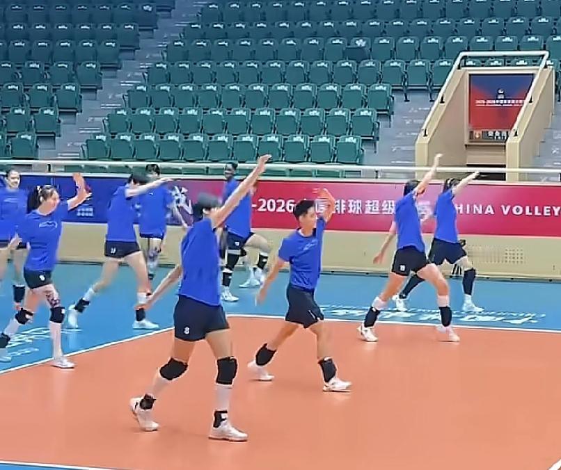 天津渤海银行女排和北京女排今天适应正式比赛场地！今天是24号，天津女排和北京女排