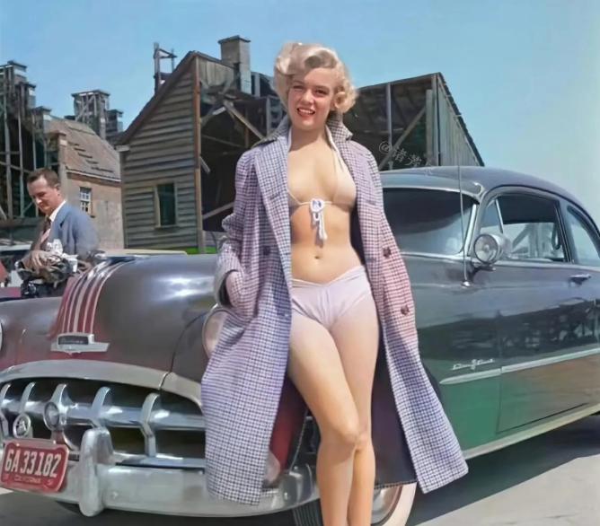 这是一张1951年的照片，当时的玛丽莲·梦露只有25岁，她衣着性感但神情举止却天