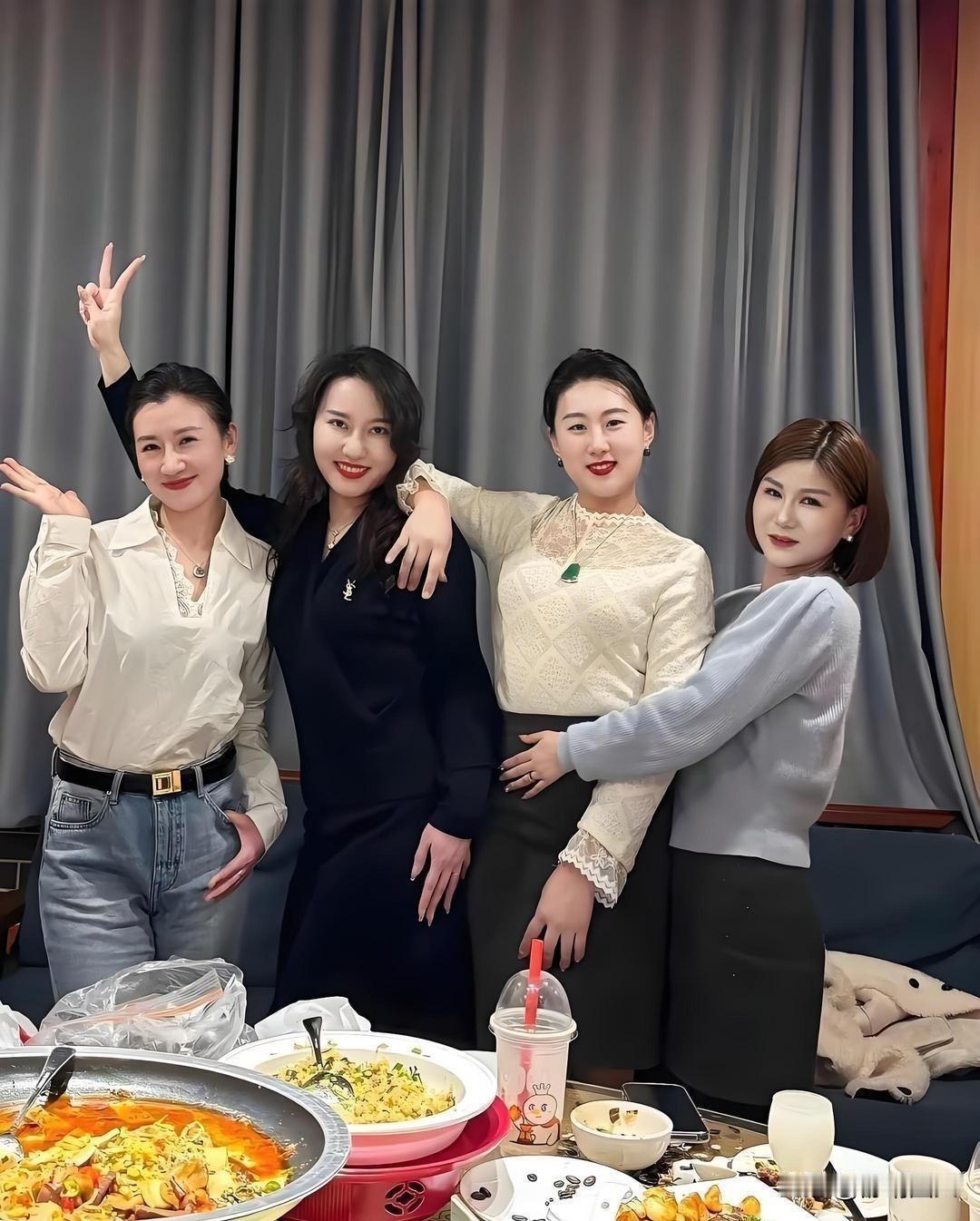 我们科室聚餐啦，5位女将，各显身手。都是高颧骨女人，厉害角色。我和右二的