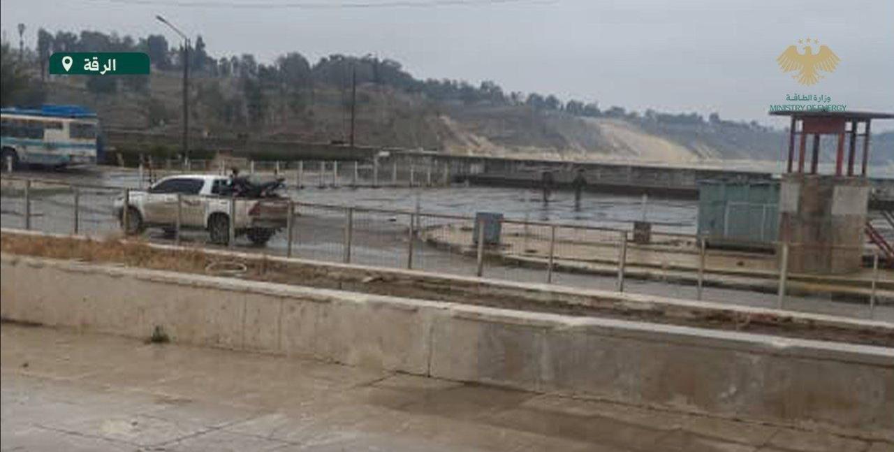 当地时间1月18日，叙利亚新国防军控制了叙利亚的奥马尔油田、塔纳克油田、康诺科油