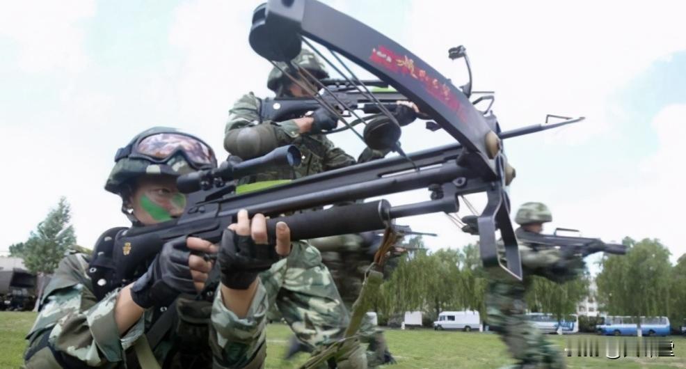 中国特种兵斩首演练曝光！用弓弩替代消音步枪，遇到防弹衣咋办？使用弓弩射杀训练有素