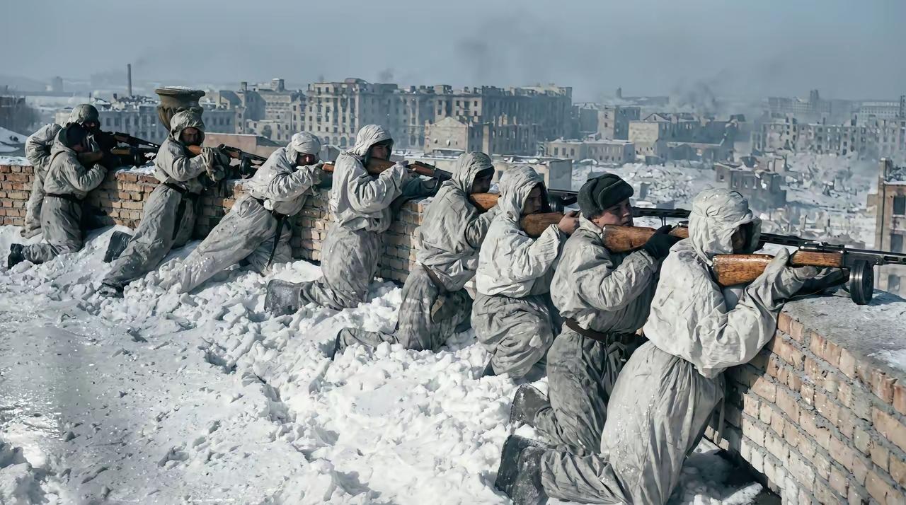 1943年1月的斯大林格勒战役，那可是二战的转折点。身穿冬季迷彩服的苏联红军战士