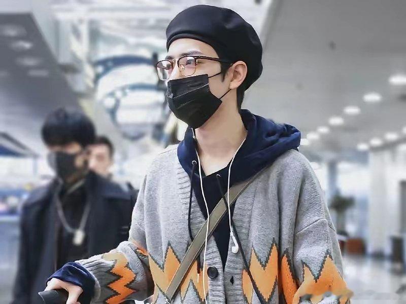 我朋友线下去看肖战了，他说了个大实话，肖战这个保镖其实还是太保守了，因为根本挡不