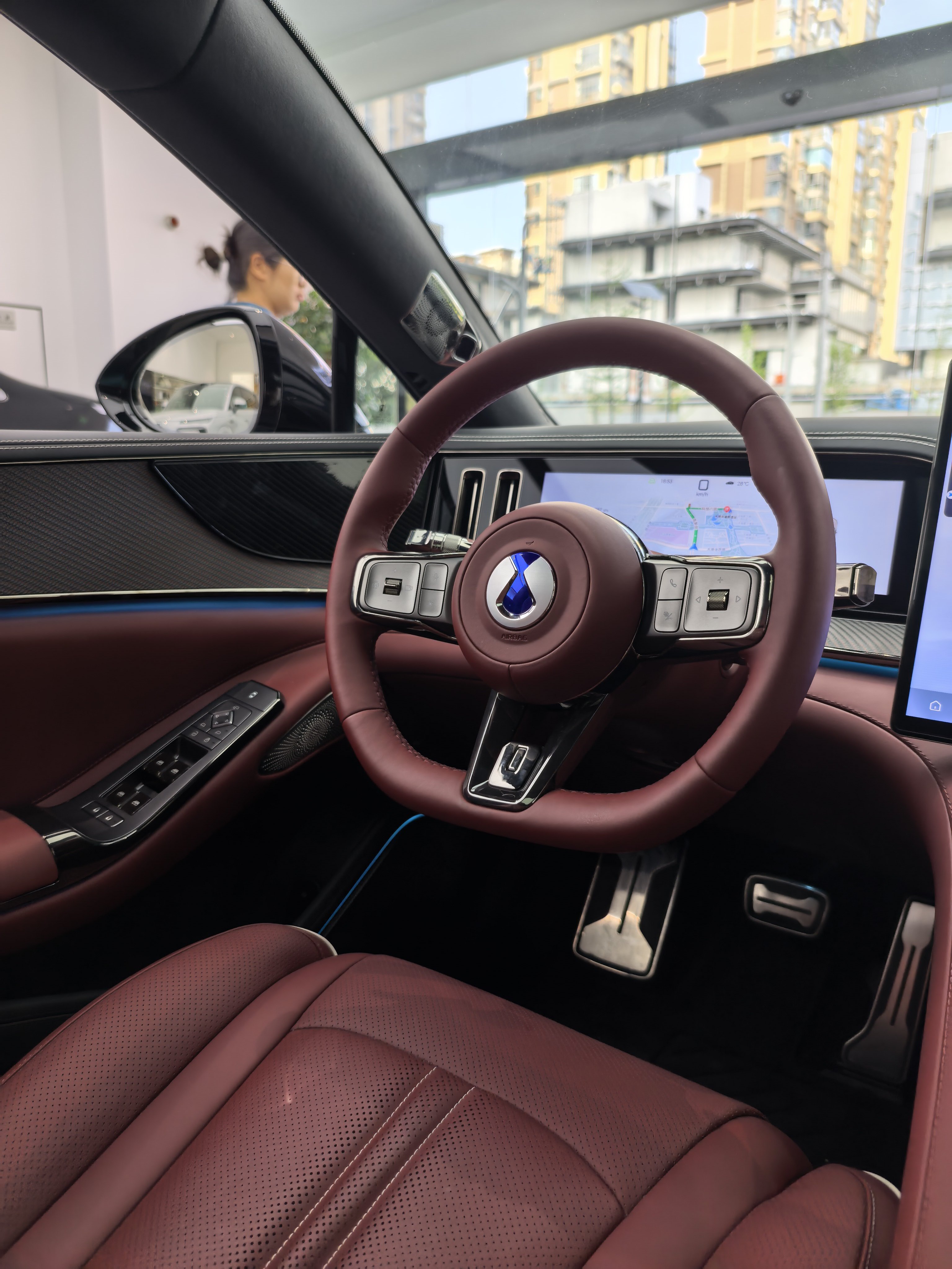 全新腾势Z9GT这新方向盘，喜欢吗？这车门板真厚，看着很有分量感。