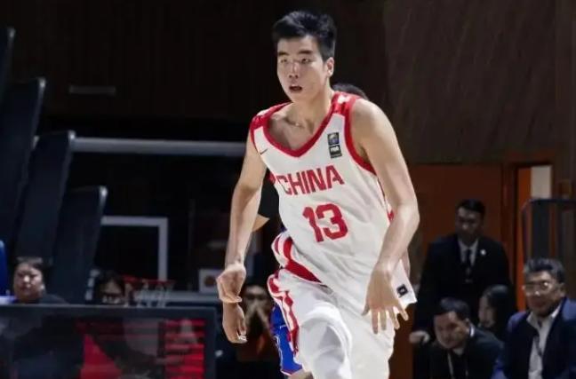 足球踢不过韩国，篮球上面找回面子！中国男篮在8月份的亚洲杯上，中国男篮在四分之
