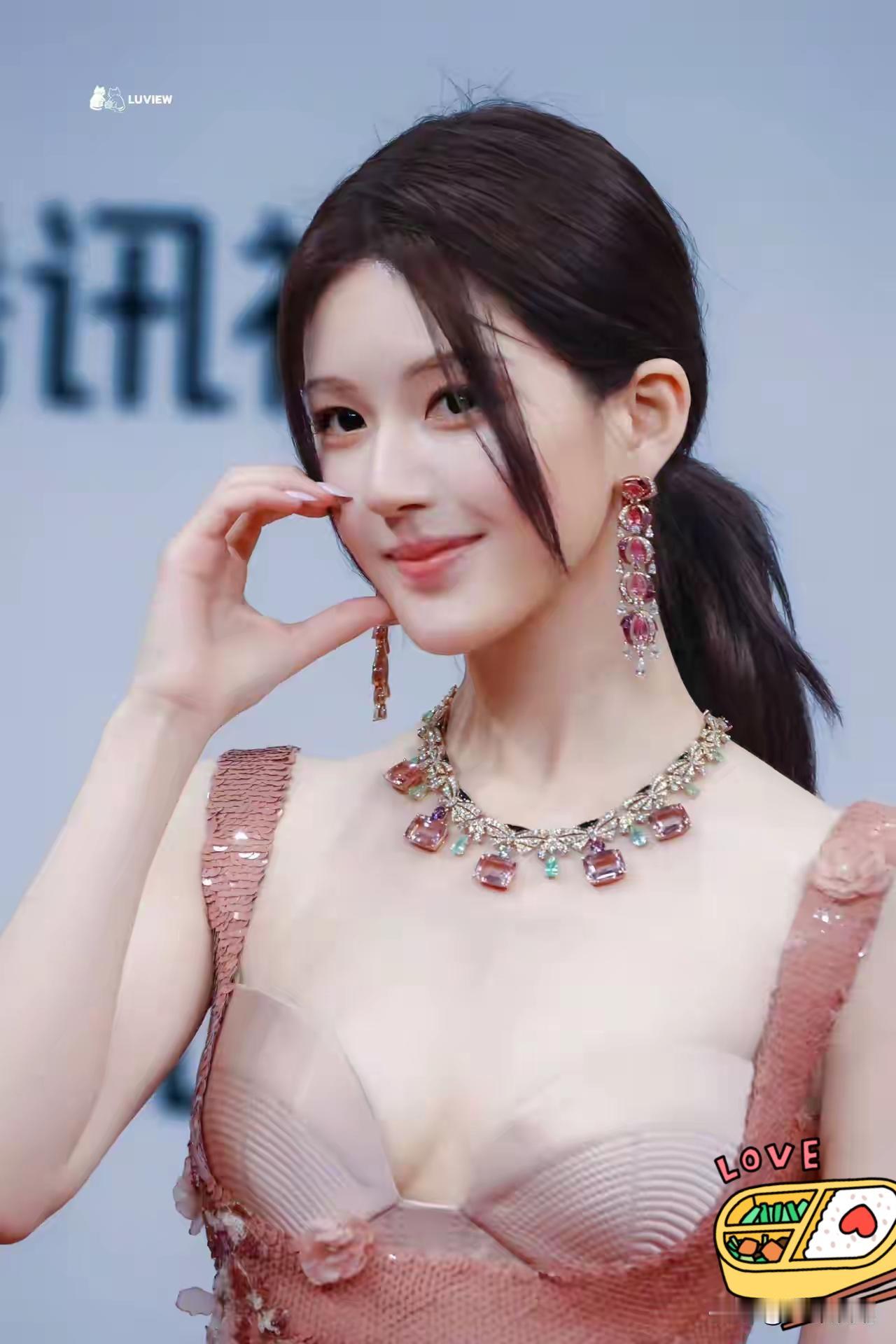 宝格丽没想到，赵露思自己怕是也没料到！为了不抢全球仅此一件的高级珠宝风头