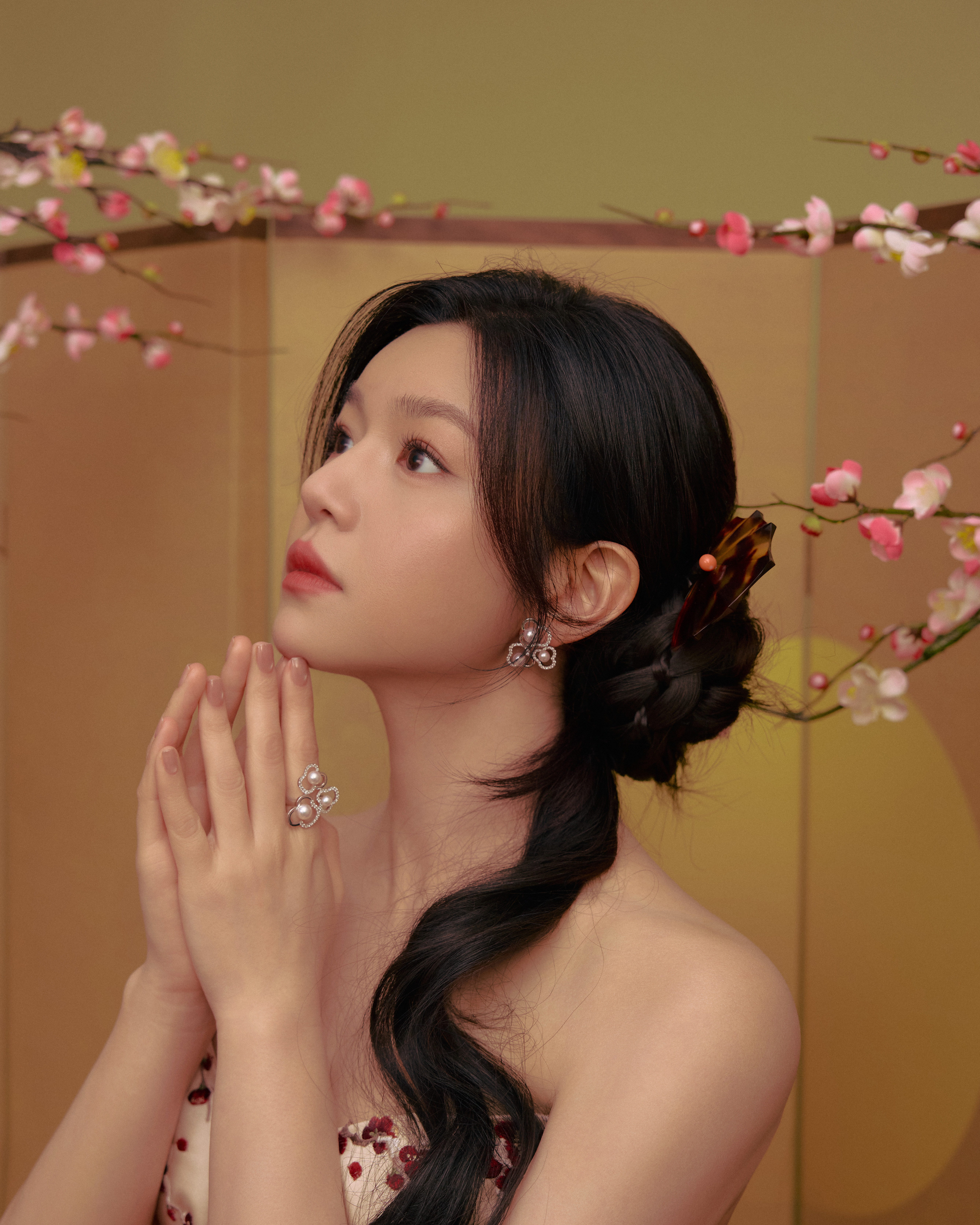 陈妍希 刺绣抹胸搭丝绒裙，麻花辫配红花饰，复古与优雅撞个满怀。陈妍希这个妆造美