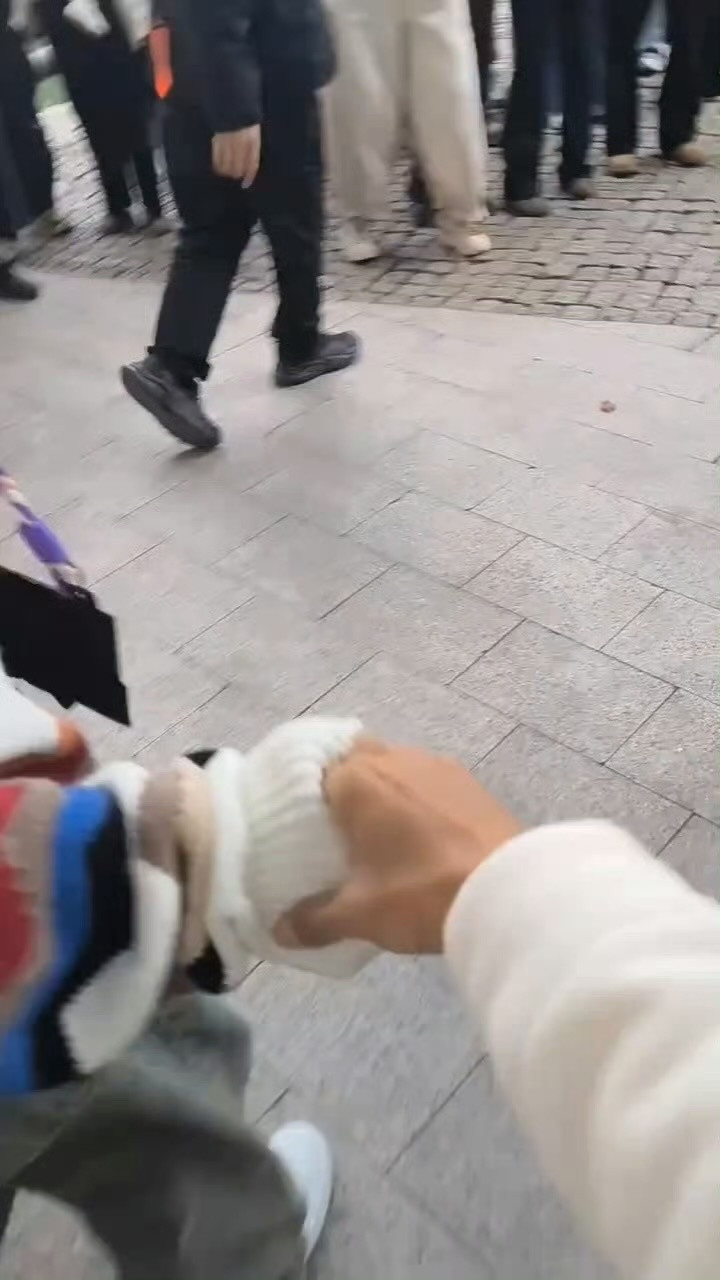 勇敢的人先和张艺兴握手路人偶遇张艺兴问可以握手吗，张艺兴就这么和他握了