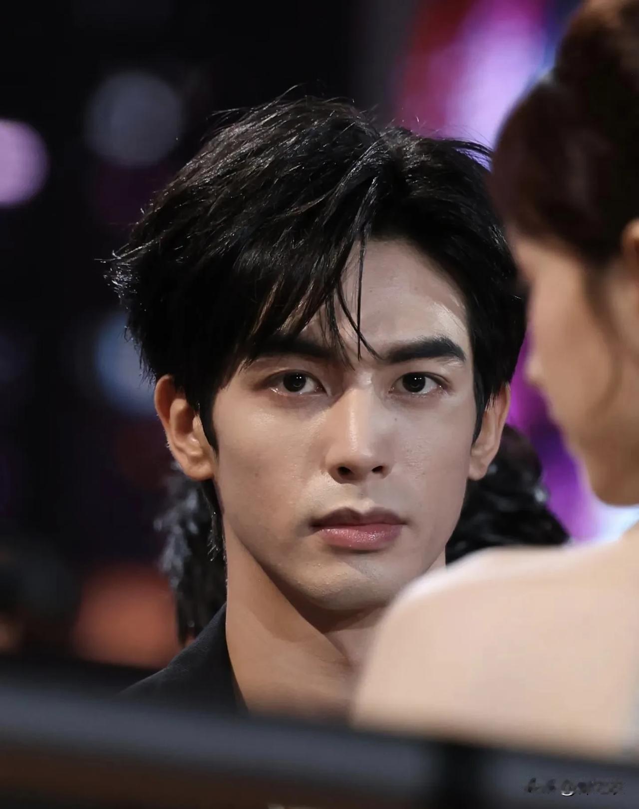 宋威龙的素颜照片，他的脸庞看着就是一种充满男性荷尔蒙的帅，他有几张生图是能看清楚