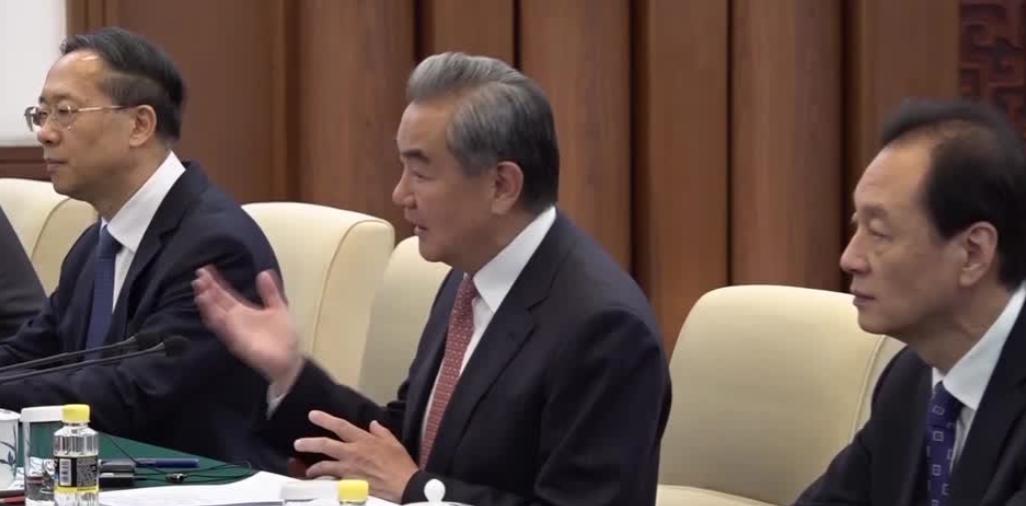 美国答应中国了5月7日，中国外交部长王毅与访华的特朗普盟友戴安斯会面，他在现场