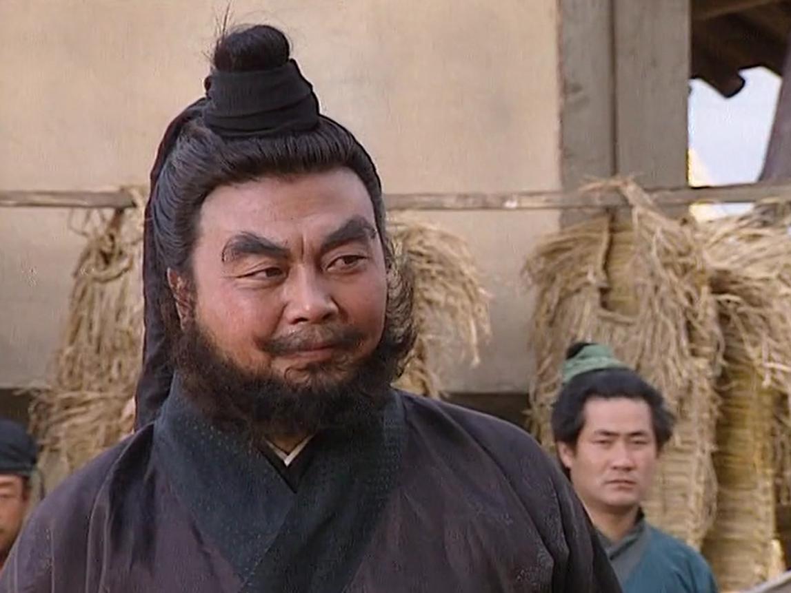 毛主席笑谈张飞没赶集在央视版《三国演义》第一集，张飞开了一家肉铺。他专门把猪肉