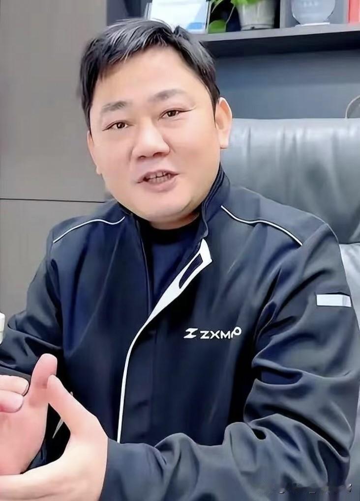 看到凯越老板严凯聊起那个曾并肩八年的张雪，全是唏嘘。当年一个出钱出资质，一个