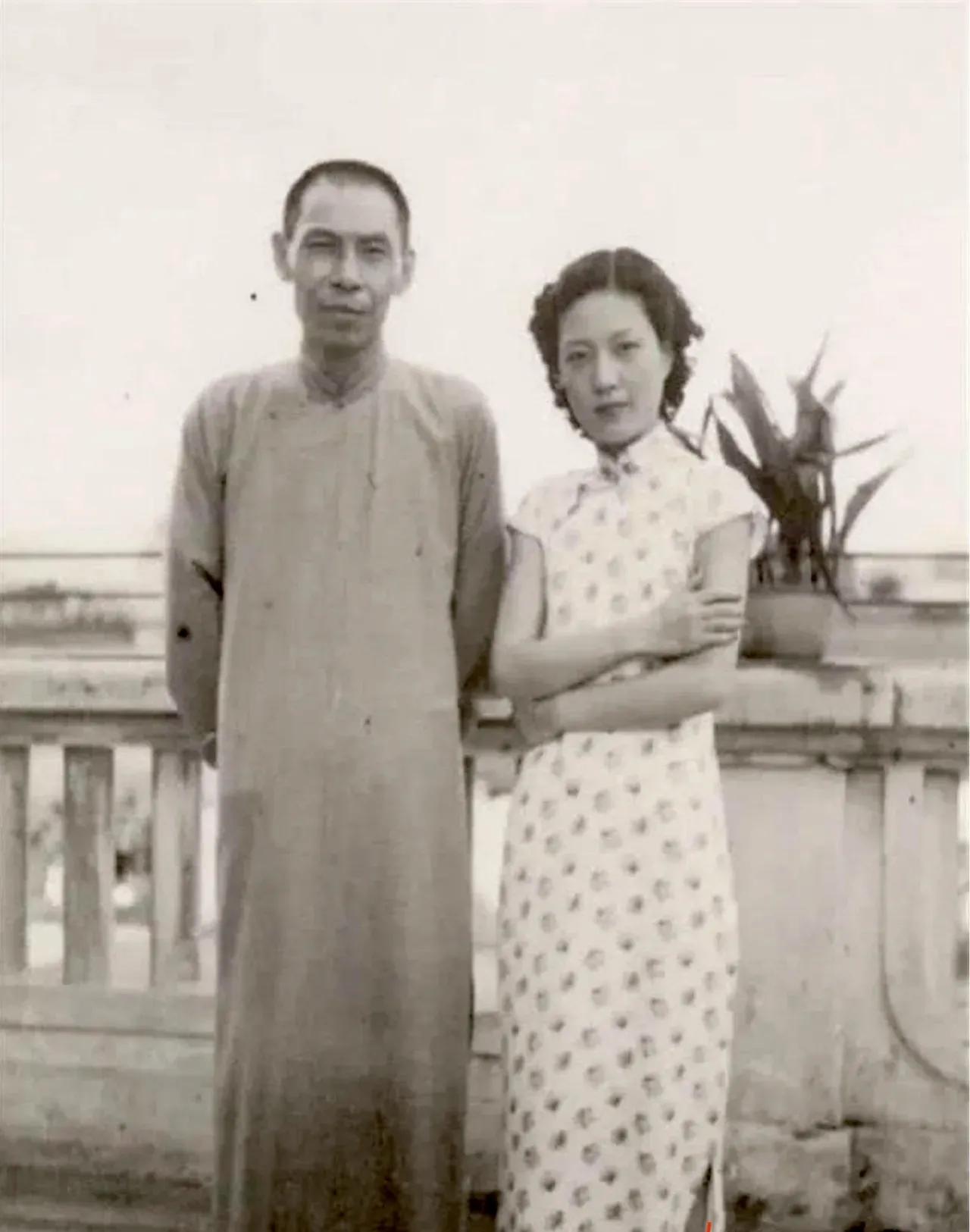 杜月笙为了检查小儿子是否聪明，在桌上放了银元、金条和钞票，说：“儿子，这