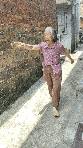 在村里面，这绝对是世仇！[笑着哭]