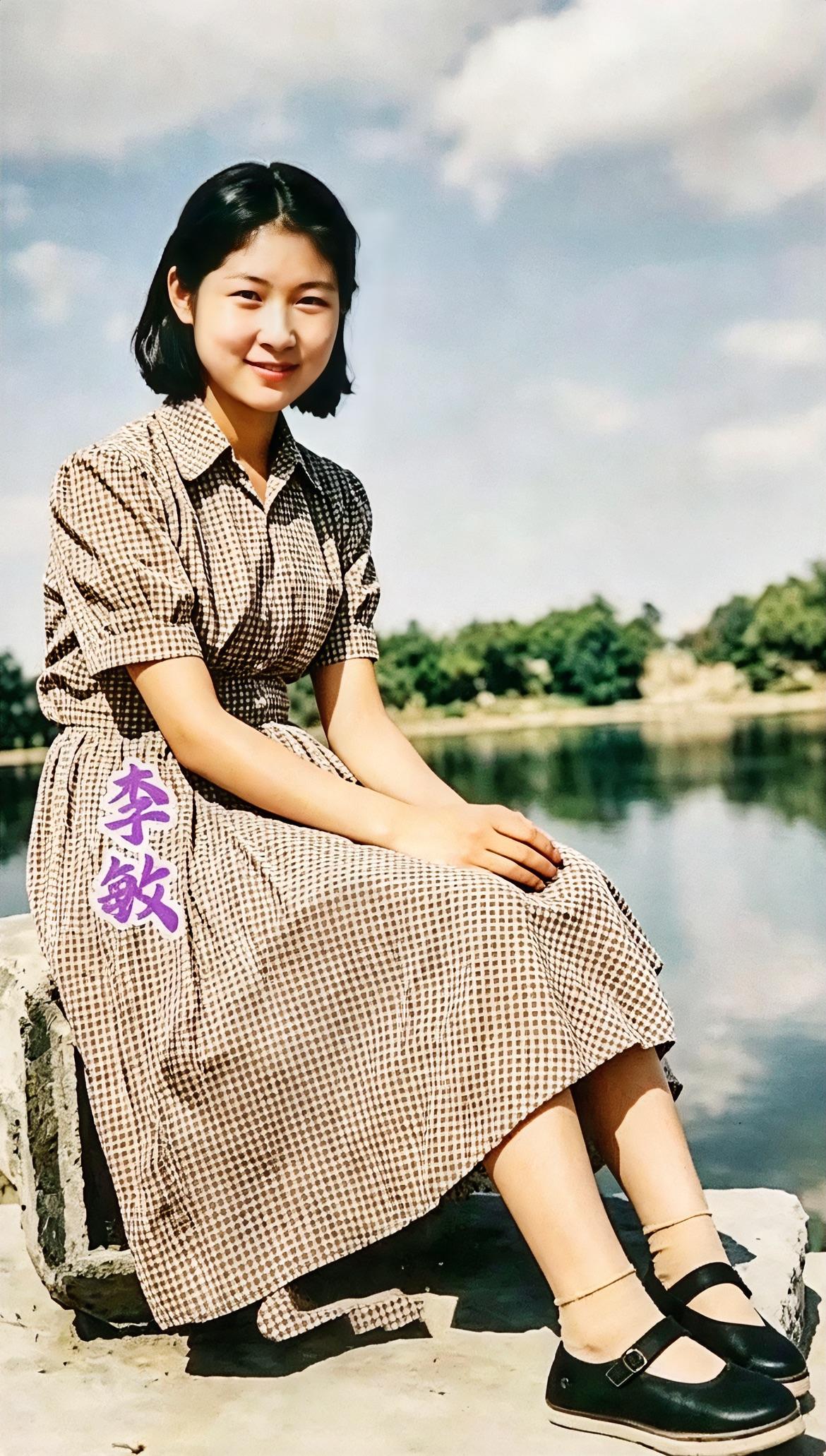 这便是17岁李敏的真实样貌，端庄文静，美丽大方，着实惊艳了时光。