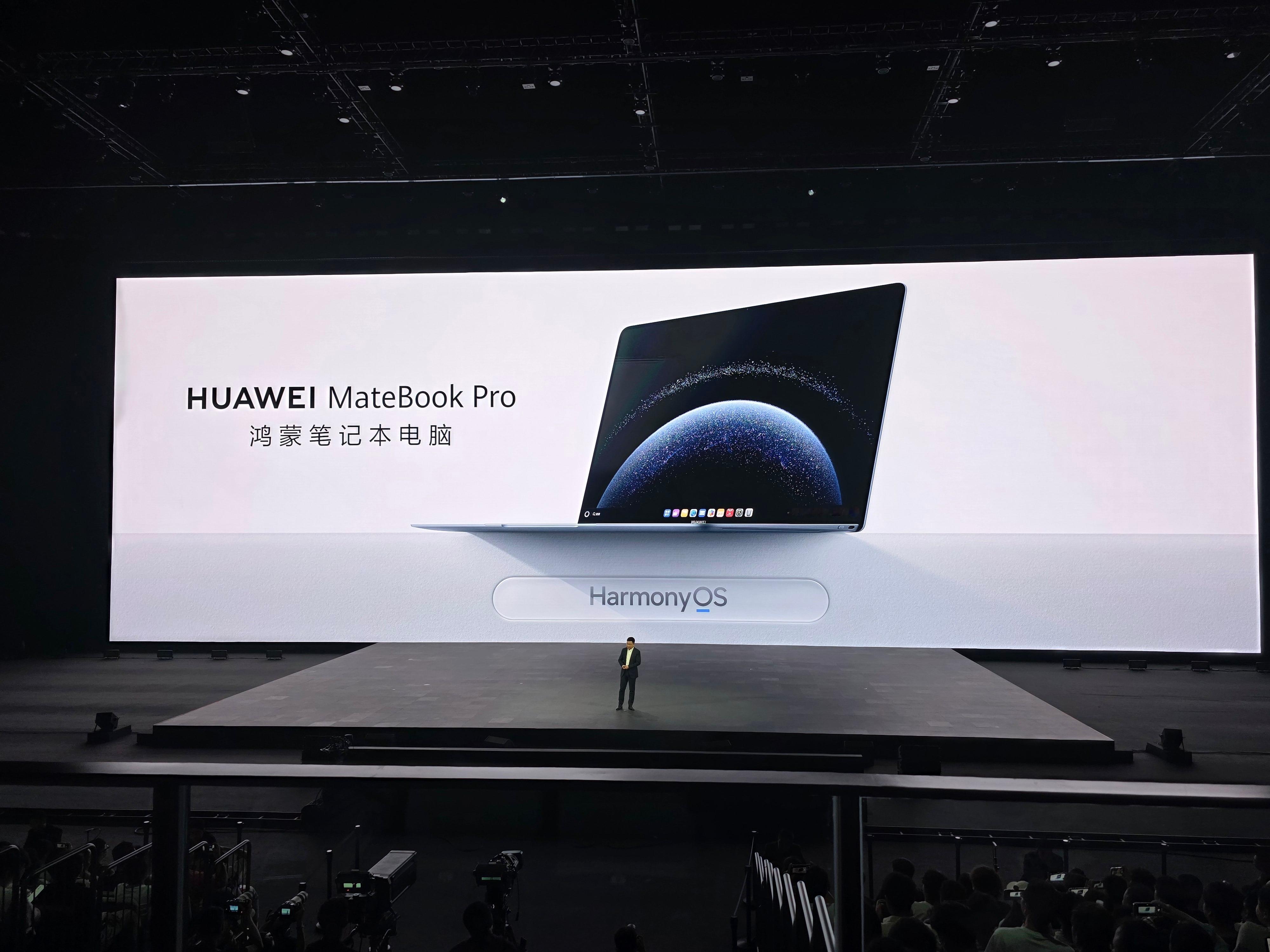 还有华为MateBookPro，同样搭在HarmonyOS，整机970g，