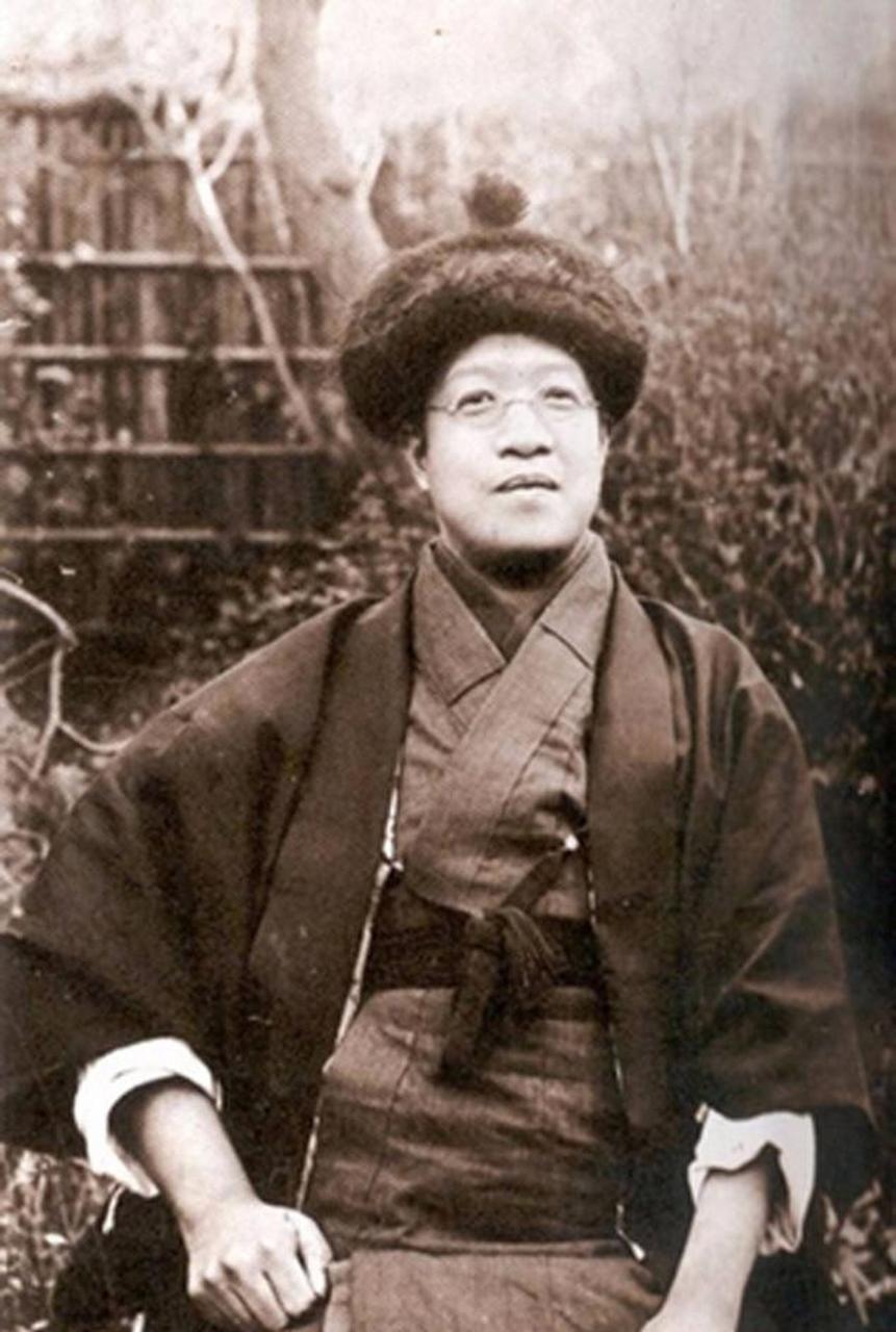清朝末年，章太炎在日本留学时，有次他去浴室洗澡，正在他洗澡时一名女子坦坦荡荡的走