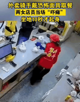 “吓懵了！”广东东莞一家生意红火的餐饮店里，两名女店员正忙得脚不沾地。排队取餐的