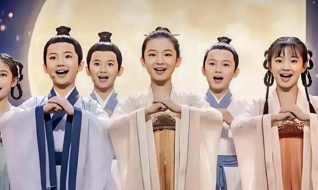 穿汉服唱《问月》竟被举报“复古极端”被下架，就像学霸被考试不及格一样荒唐！