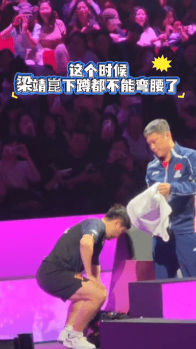 梁靖崑下蹲都没办法弯腰的情况下，完成了比赛，赛后志强接过他的包，自己提着。重