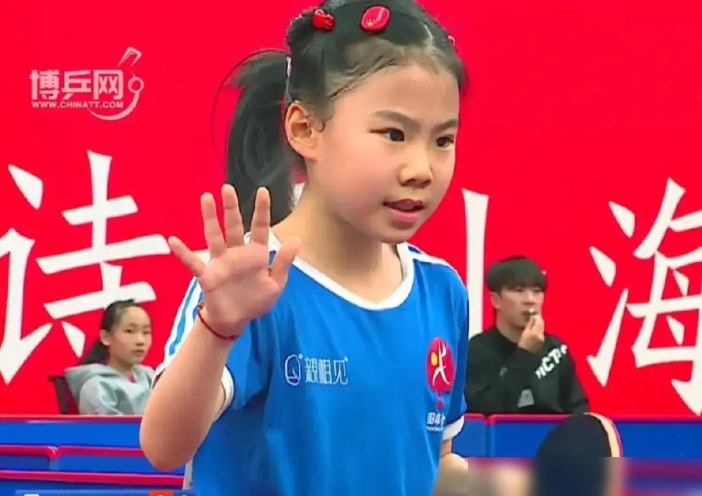 王楠女儿又输了。但这次，赢她的那个女孩，身上没有一个世界冠军爸爸。那个叫陈一涵的