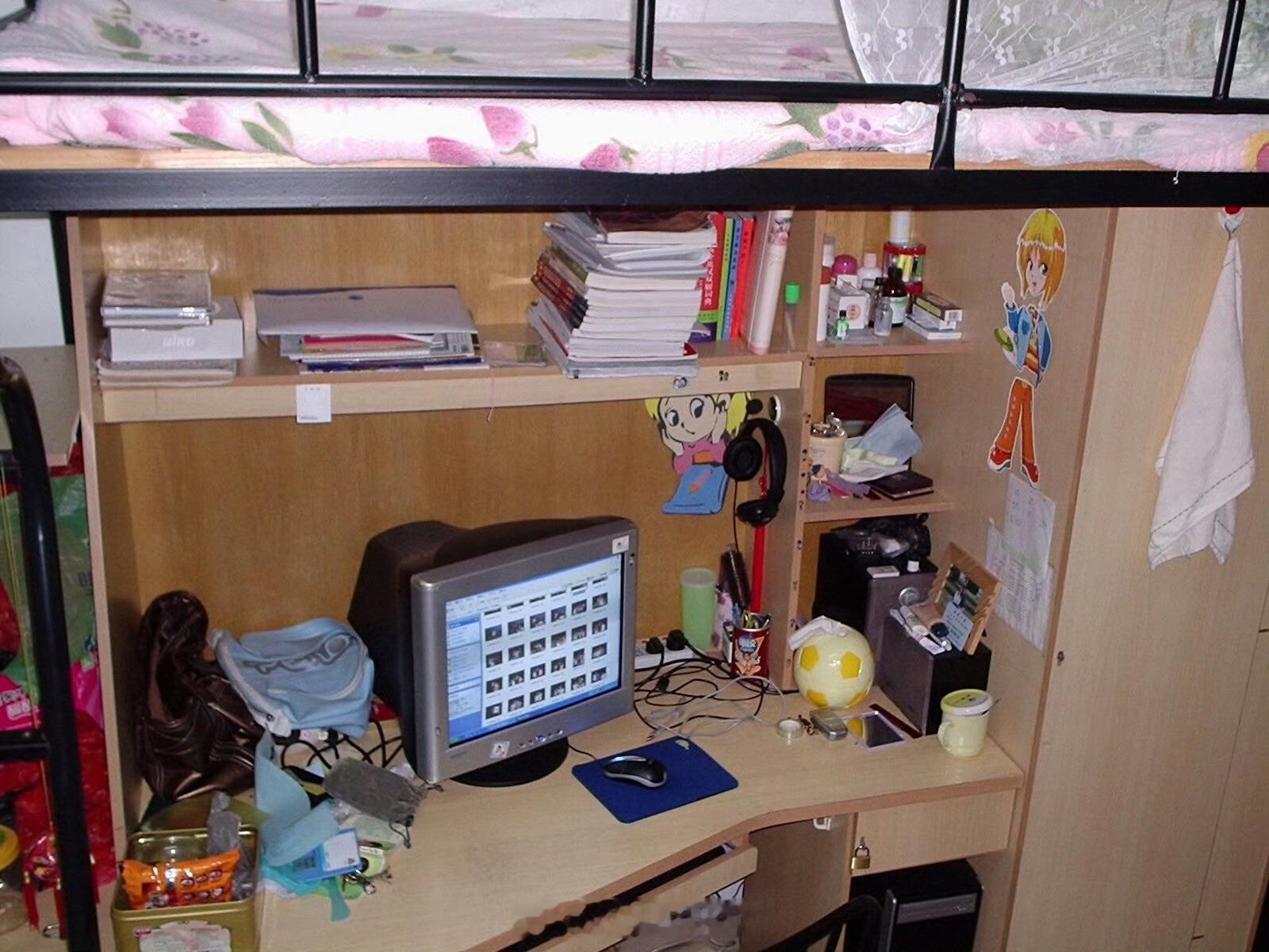 2006年，某学院的女生宿舍。那会儿拥有个人电脑算什么家庭？