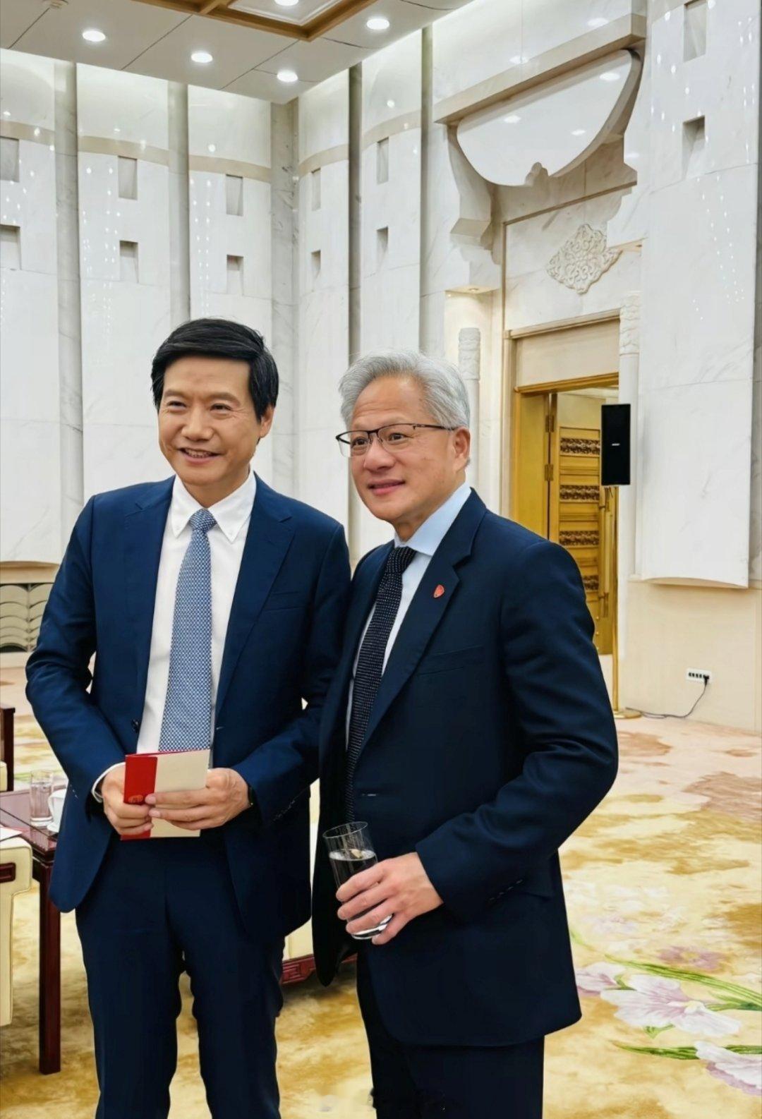 雷总不管跟谁合影，都非常开心，这次宴会合作应该收获满满了啊