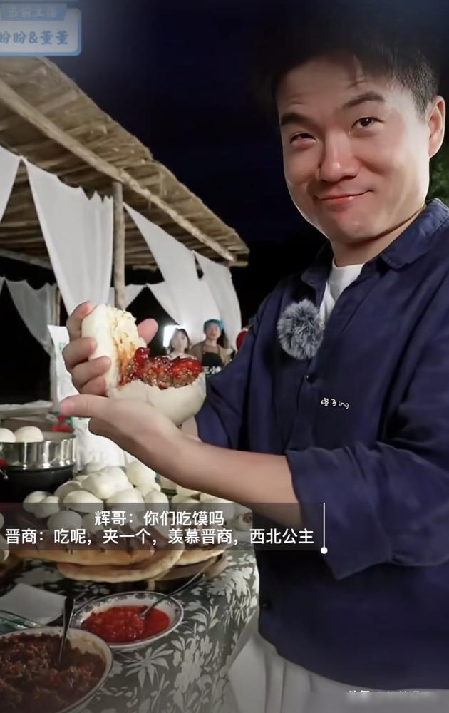 董宇辉被传隐婚，评论区直接炸了。起因就一只女人的手，在他老家视频里露了一下。