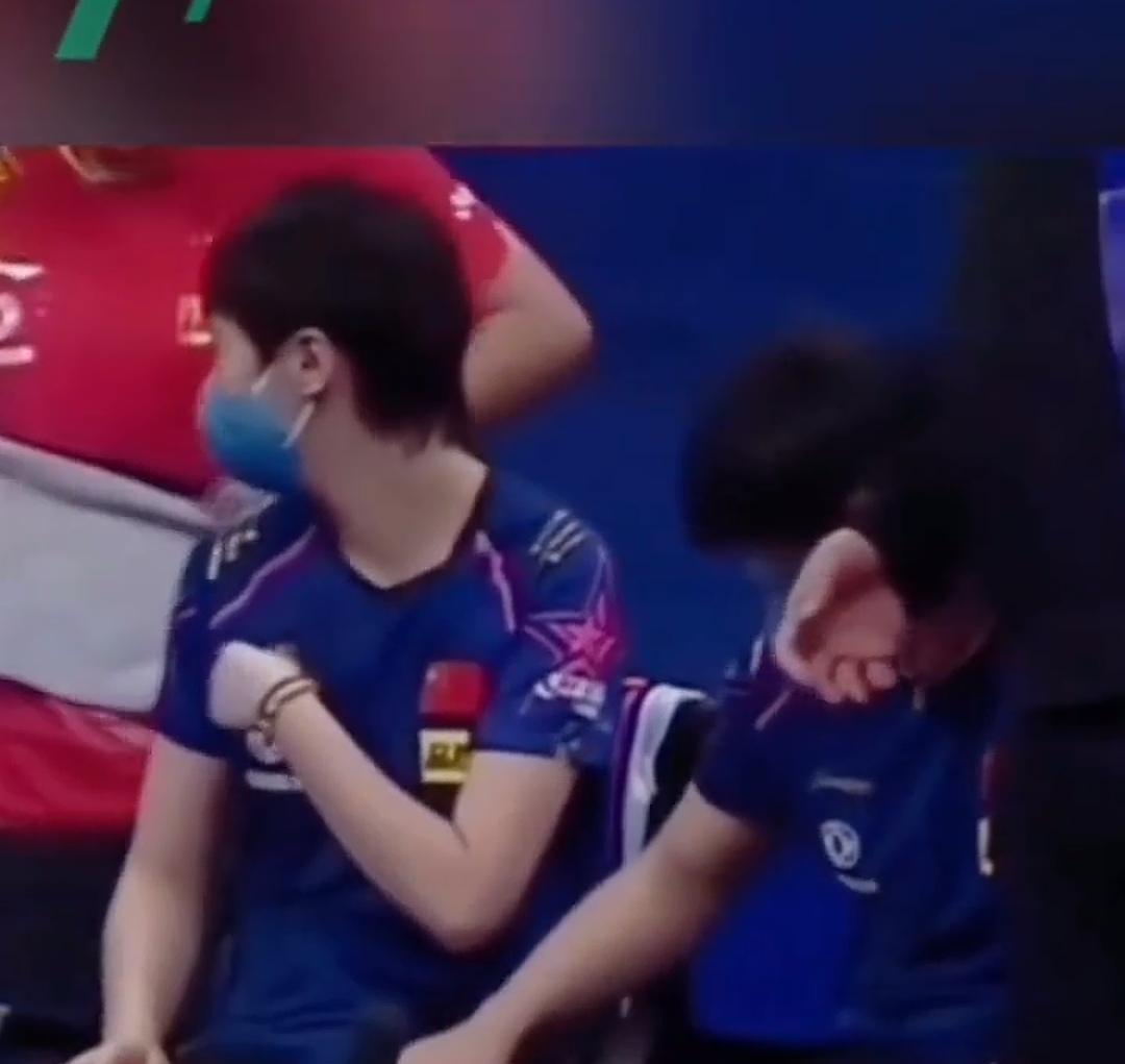 原来莎莎不止捏过小蘑菇大腿，也捏过曼玉大腿。这孩子真是小手欠欠儿的啊。就不能